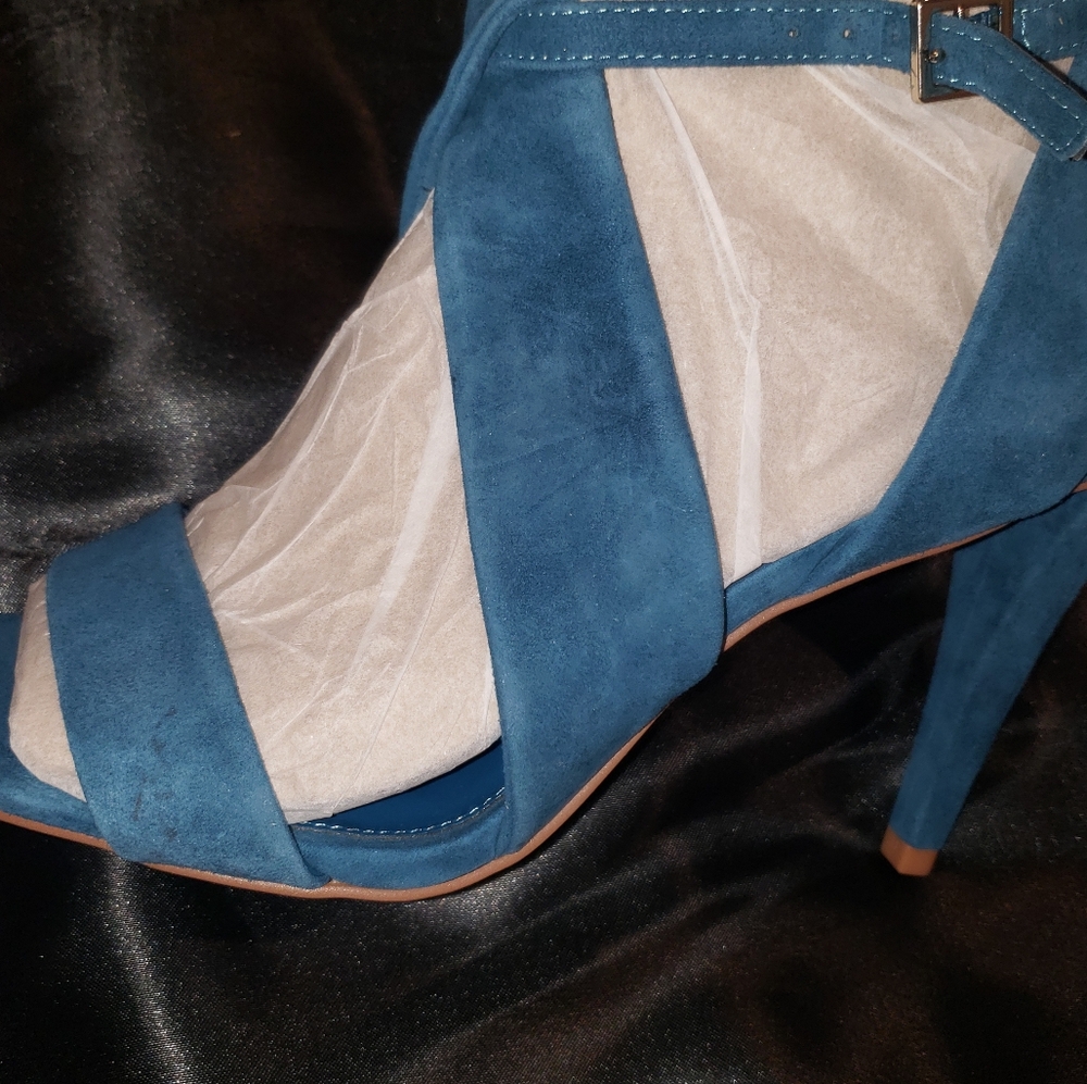 NWT Vince Camuto VC- Kalintie Suede Shoes - Picture 3 of 12